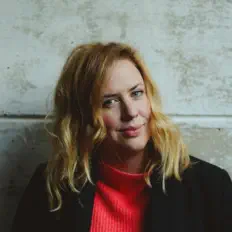 聆聽 Rebecca Nash、觀看音樂影片、閱讀小傳、查看巡演日期等！