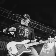 收听 C.J. Ramone、观看音乐视频、阅读小传、查看巡演日期等 ！