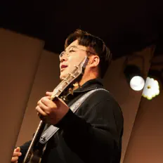 전용운을(를) 듣고, 뮤직 비디오를 보고, 약력을 읽고, 투어 일정 등을 확인하세요!