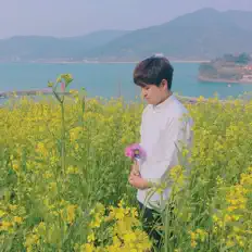 聆聽 Band 12OClock、觀看音樂影片、閱讀小傳、查看巡演日期等！