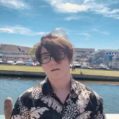 Focusを聴いたり、ミュージックビデオを鑑賞したり、経歴やツアー日程などを確認したりしましょう！