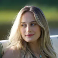 聆聽 Júlia Gama、觀看音樂影片、閱讀小傳、查看巡演日期等！