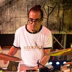 Horacio "El Negro" Hernandezを聴いたり、ミュージックビデオを鑑賞したり、経歴やツアー日程などを確認したりしましょう!