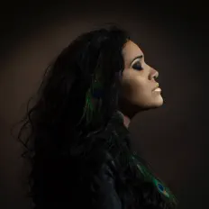 Ouve Lezia, vê vídeos de música, lê a biografia, vê as datas da digressão e muito mais!