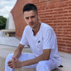 Poslechněte si interpreta Benk, sledujte hudební videa, přečtěte si životopis, podívejte se na data turné a další informace.