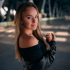 Luister naar Alessiee, bekijk muziekvideo's, lees de bio, bekijk de tourdata, en meer!