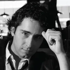 Poslechněte si interpreta John Lloyd Young, sledujte hudební videa, přečtěte si životopis, podívejte se na data turné a další informace.