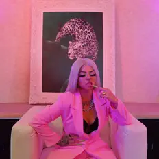 聆聽 Lyldoll、觀看音樂影片、閱讀小傳、查看巡演日期等！