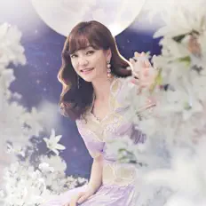 이용신을(를) 듣고, 뮤직 비디오를 보고, 약력을 읽고, 투어 일정 등을 확인하세요!