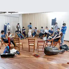 Ensemble FOVEを聴いたり、ミュージックビデオを鑑賞したり、経歴やツアー日程などを確認したりしましょう！