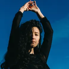 聆聽 ZEMBU、觀看音樂影片、閱讀小傳、查看巡演日期等！