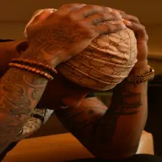 收听 Mad Poet、观看音乐视频、阅读小传、查看巡演日期等 ！