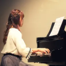 聆聽 愛舫、觀看音樂影片、閱讀小傳、查看巡演日期等！