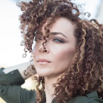 Listen to Laila Garin e A ROda, watch music videos, read bio, see tour dates & more!