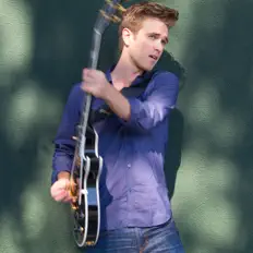 Ouve Kyle Riabko, vê vídeos de música, lê a biografia, vê as datas da digressão e muito mais!