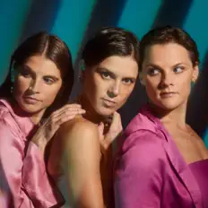 Ascolta TEEN, guarda video musicali, leggi la biografia, vedi le date del tour & altro!