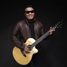 Azmi Saatを聴いたり、ミュージックビデオを鑑賞したり、経歴やツアー日程などを確認したりしましょう！