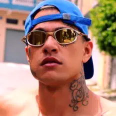 Listen to Mc Mãozinha, watch music videos, read bio, see tour dates & more!
