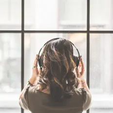 Relax Tonesを聴いたり、ミュージックビデオを鑑賞したり、経歴やツアー日程などを確認したりしましょう！
