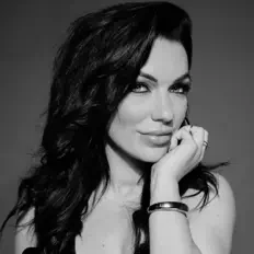 Poslechněte si interpreta Jill Helena, sledujte hudební videa, přečtěte si životopis, podívejte se na data turné a další informace.