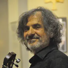 Escucha a Flavio Cucchi, mira videos musicales, lee su biografía, consulta las fechas de las gira y más.