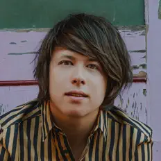 聆聽 ANSON、觀看音樂影片、閱讀小傳、查看巡演日期等！