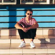 收听 Pink Slip、观看音乐视频、阅读小传、查看巡演日期等 ！