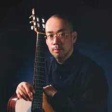 聆聽 秋山公良、觀看音樂影片、閱讀小傳、查看巡演日期等！
