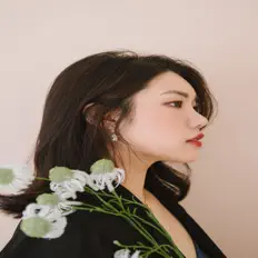Dengarkan FLORA, tonton video musik, baca bio, lihat tanggal tur & lainnya!