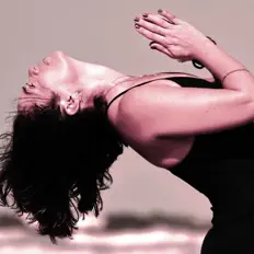 Yoga Nidraを聴いたり、ミュージックビデオを鑑賞したり、経歴やツアー日程などを確認したりしましょう！