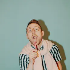 Poslechněte si interpreta guesthouse, sledujte hudební videa, přečtěte si životopis, podívejte se na data turné a další informace.