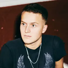 聆聽 Julian、觀看音樂影片、閱讀小傳、查看巡演日期等！