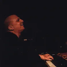 聆聽 John Di Martino、觀看音樂影片、閱讀小傳、查看巡演日期等！