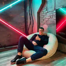 Poslechněte si interpreta Zvensky, sledujte hudební videa, přečtěte si životopis, podívejte se na data turné a další informace.