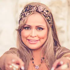 聆聽 Lorna、觀看音樂影片、閱讀小傳、查看巡演日期等！