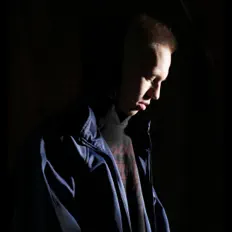 Hör dir SWAN an, schau dir Musikvideos an, lies die Biografie, finde Tourdaten und mehr!