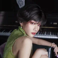 Écoutez 蜷花仕女, regardez des vidéoclips, lisez la biographie, consultez les dates de tournée et plus encore !
