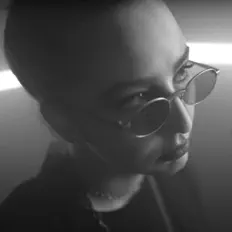 Poslechněte si interpreta Di, sledujte hudební videa, přečtěte si životopis, podívejte se na data turné a další informace.