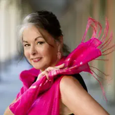 聆聽 Jenny Evans、觀看音樂影片、閱讀小傳、查看巡演日期等！