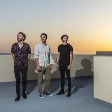 收听 Tample、观看音乐视频、阅读小传、查看巡演日期等 ！