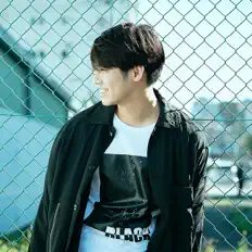 Hör dir Tomoki an, schau dir Musikvideos an, lies die Biografie, finde Tourdaten und mehr!