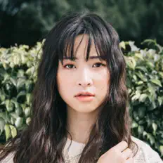 Ginaを聴いたり、ミュージックビデオを鑑賞したり、経歴やツアー日程などを確認したりしましょう！