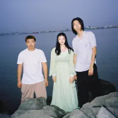 聆聽 右側合流、觀看音樂影片、閱讀小傳、查看巡演日期等！