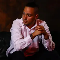 聆聽 DENNIE、觀看音樂影片、閱讀小傳、查看巡演日期等！