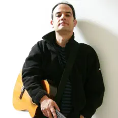聆聽 Alejandro Santiago、觀看音樂影片、閱讀小傳、查看巡演日期等！