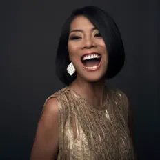 Hör dir Elizabeth Chan an, schau dir Musikvideos an, lies die Biografie, finde Tourdaten und mehr!