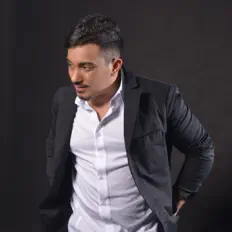 Yagel सुनें, म्यूज़िक वीडियो देखें, बायो पढ़ें, दौरे की तारीखें और बहुत कुछ देखें!