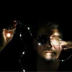 Poslechněte si interpreta Shiny Objects, sledujte hudební videa, přečtěte si životopis, podívejte se na data turné a další informace.