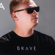 Brave을(를) 듣고, 뮤직 비디오를 보고, 약력을 읽고, 투어 일정 등을 확인하세요!