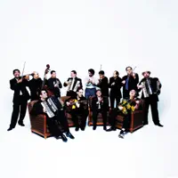 Luister naar undefined, bekijk muziekvideo's, lees de bio, bekijk de tourdata, en meer!